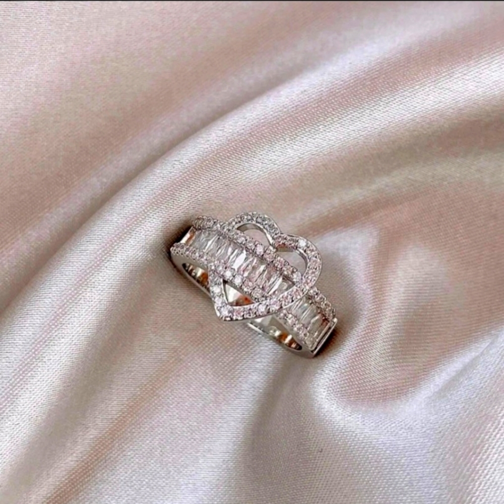 SALES-GORGEOUS❣️Platinum PlatedSwarovski Elements ❤️ Baguettes Ring ➕️ FREE 🎁